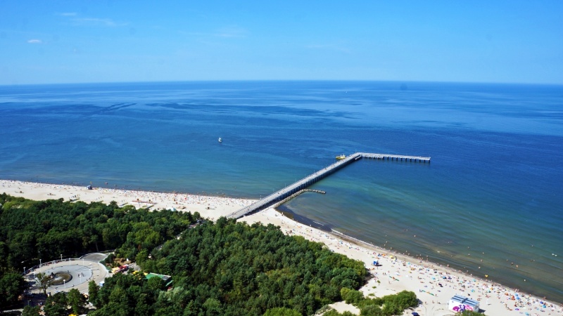 Flygbild over strand och pir i Klaipeda